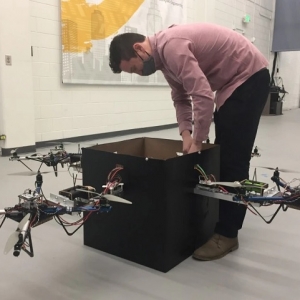 佐治亞理工展示基于四架旋翼無人機的協作載貨原型系統