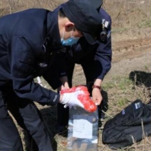 無人機空中巡查時發現一個紅色塑料袋……有情況!