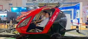 國內首款載人無人機亮相，可在600米高空進行消防作業