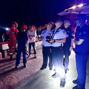 漢中一村民被困山中，警用無人機顯威將群眾救出