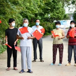 解封！南京溧水區毛家圩村村民對著無人機揮旗慶賀